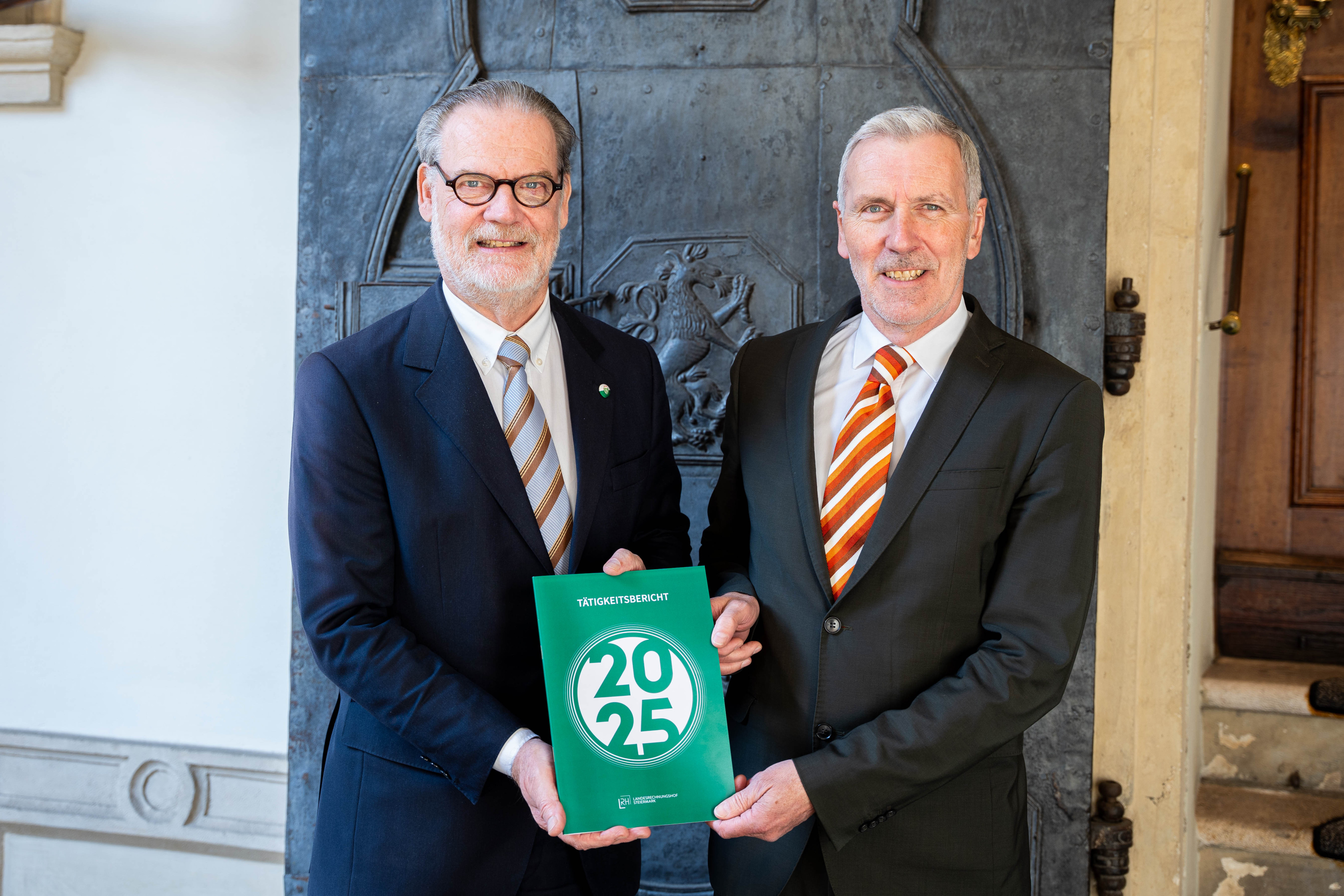 Landtagspräsident Deutschmann und Landesrechnungshofdirektor Drobesch (von links) bei der Übergabe des Tätigkeitsberichtes für das Jahr 2025