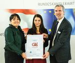 Verleihnung des Gütesiegels (v.l.n.r. Zweite Landtagspräsidentin Manuela Kohm, Staatssekretärin Mag. Muna Duzdar und Landesrechnungshofdirektor HR Mag. Heinz Drobesch) 