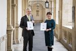 Landesrechnungshof-Direktor Heinz Drobesch mit Landtagspräsidentin Manuela Khom