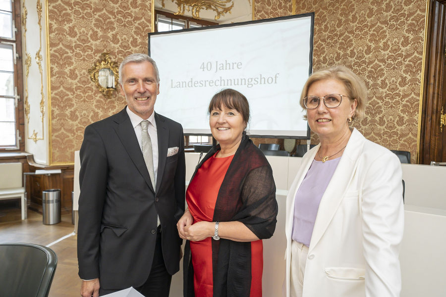 Direktor mit Präsidentinnen: Drobesch, Khom, Kraker (v. l.) Direktor mit Präsidentinnen: Drobesch, Khom, Kraker (v. l.)