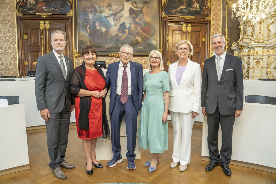 Landtagspräsidium: Deutschmann, Khom, Ortner, Kolar, Kraker, Drobesch (v. l.) Landtagspräsidium: Deutschmann, Khom, Ortner, Kolar, Kraker, Drobesch (v. l.)