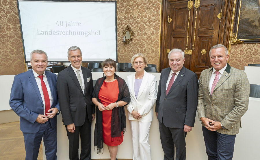 Redner der Grußworte: Lang, Drobesch, Khom, Kraker, Schützenhöfer, Kunasek (v. l.) Redner der Grußworte: Lang, Drobesch, Khom, Kraker, Schützenhöfer, Kunasek (v. l.)